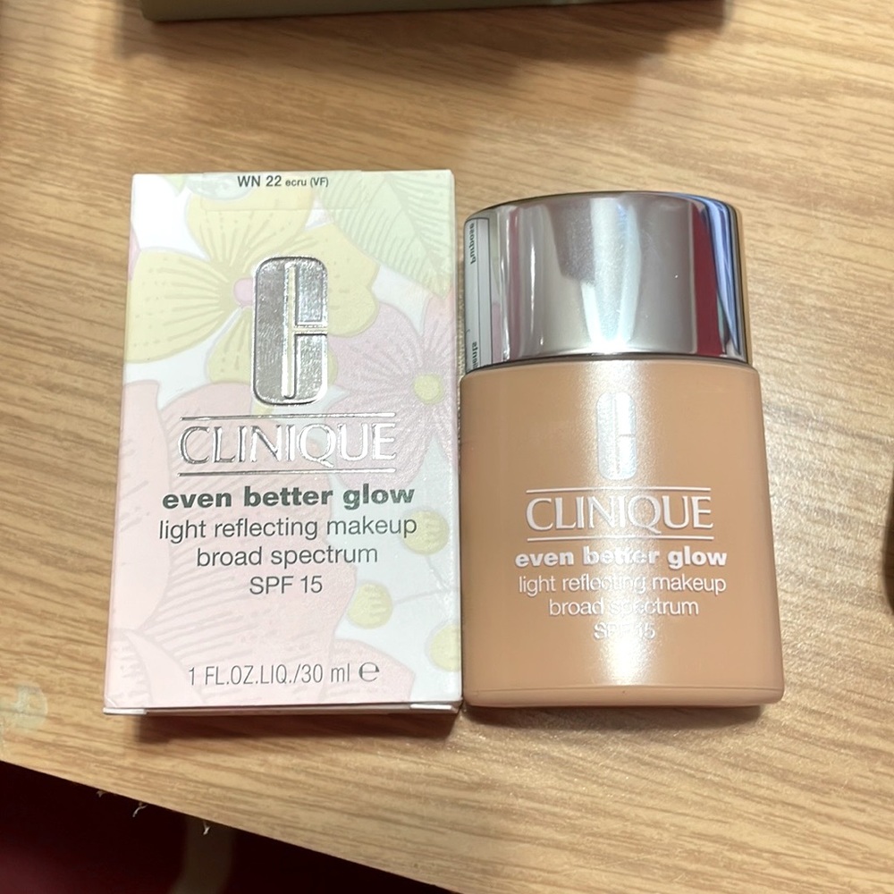 Clinique Even Better Glow Light Reflecting Makeup Foundation WN 22 ECRU